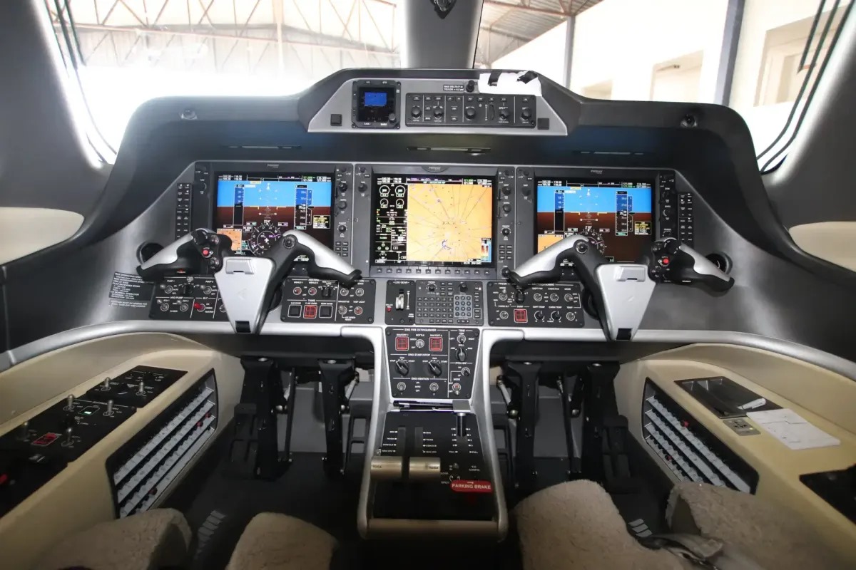 Phenom 300 – 2013 (1+10 Pax, ADS-B)